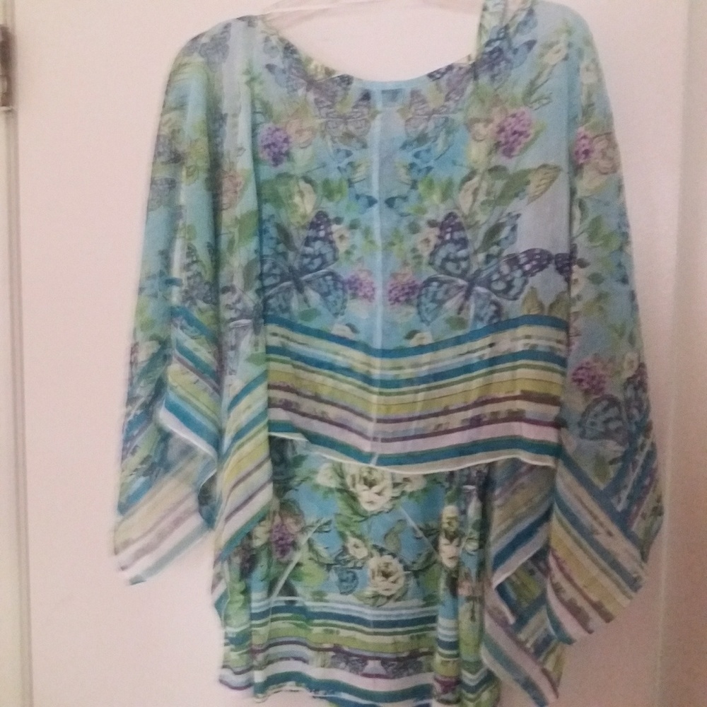 Woman's 2 piece tee with pullover shaw